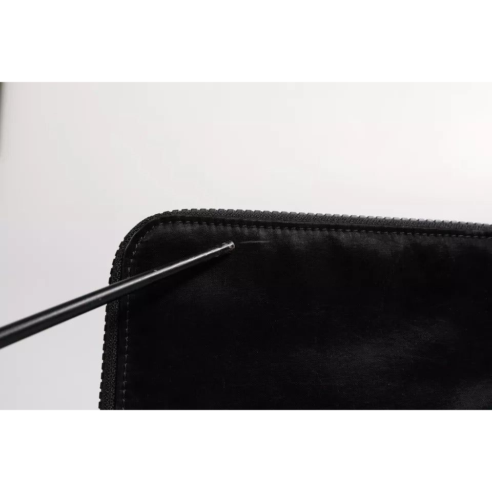 Front view with bag zipped and handles upright.