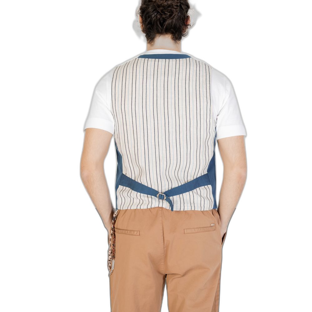 Front view with bag zipped and handles upright.
