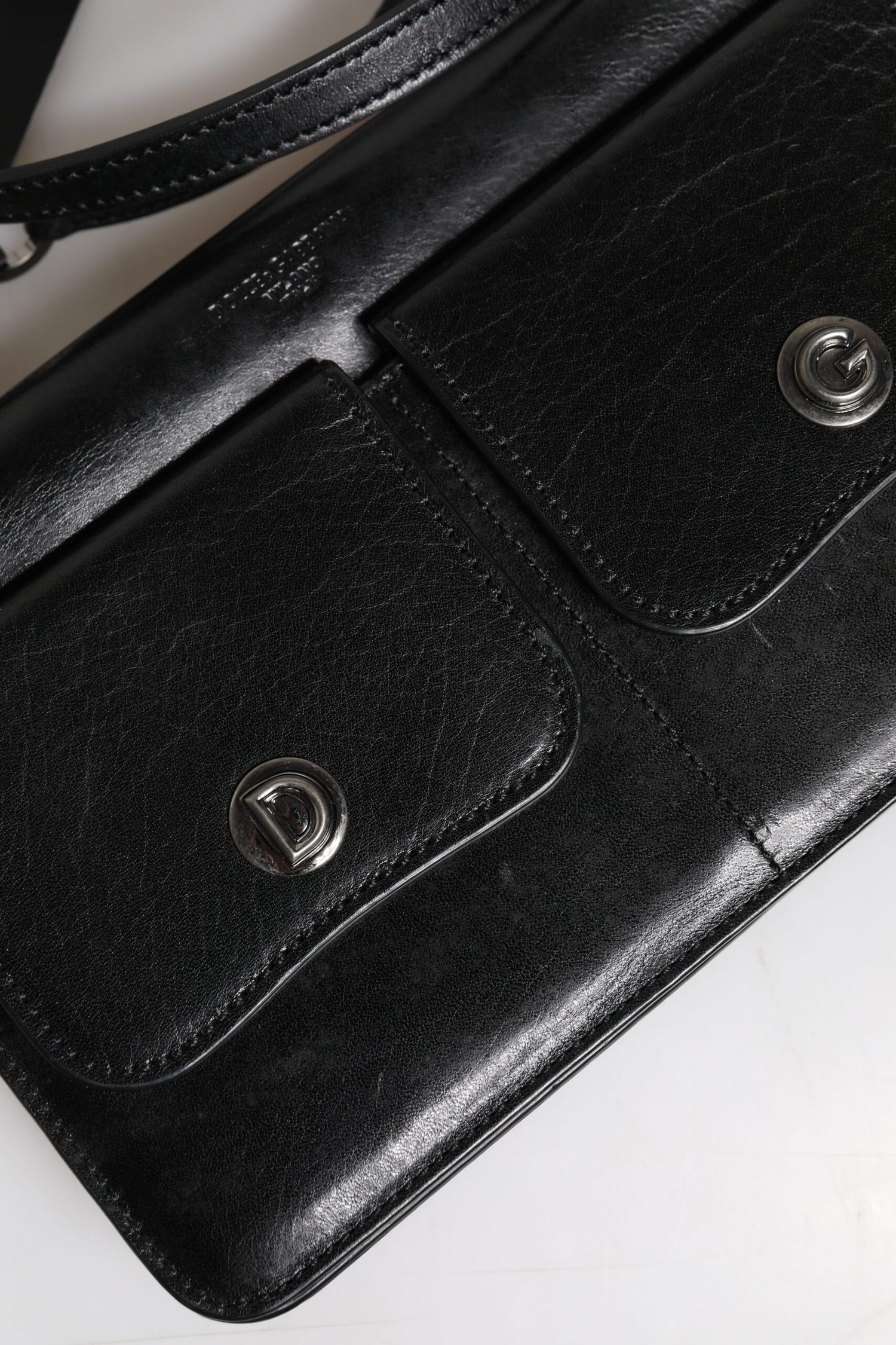 Front view with bag zipped and handles upright.