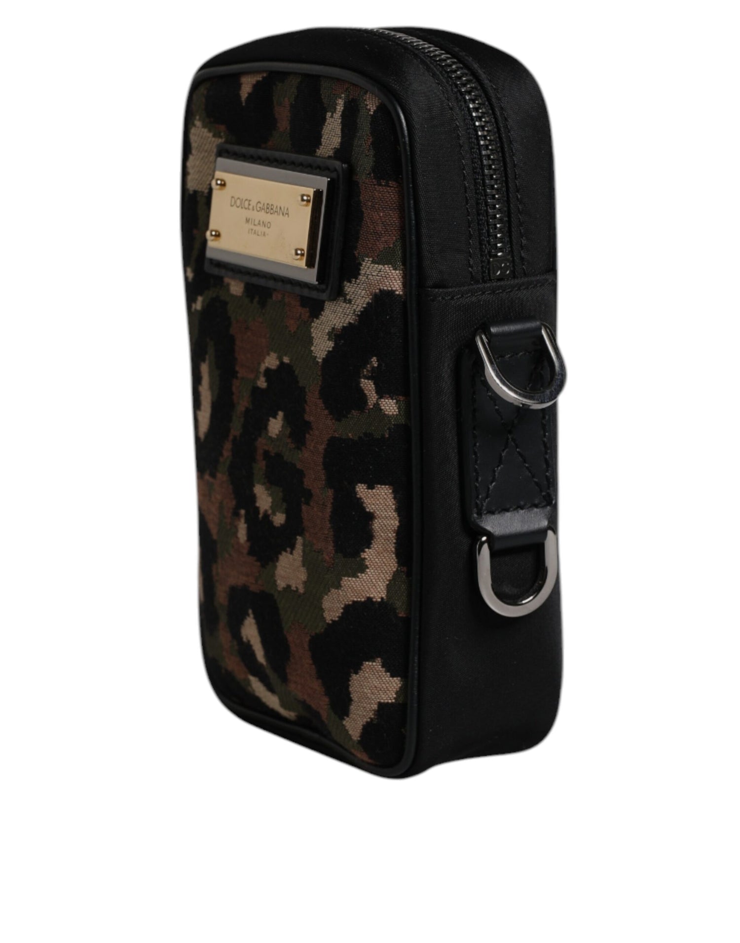 Front view with bag zipped and handles upright.