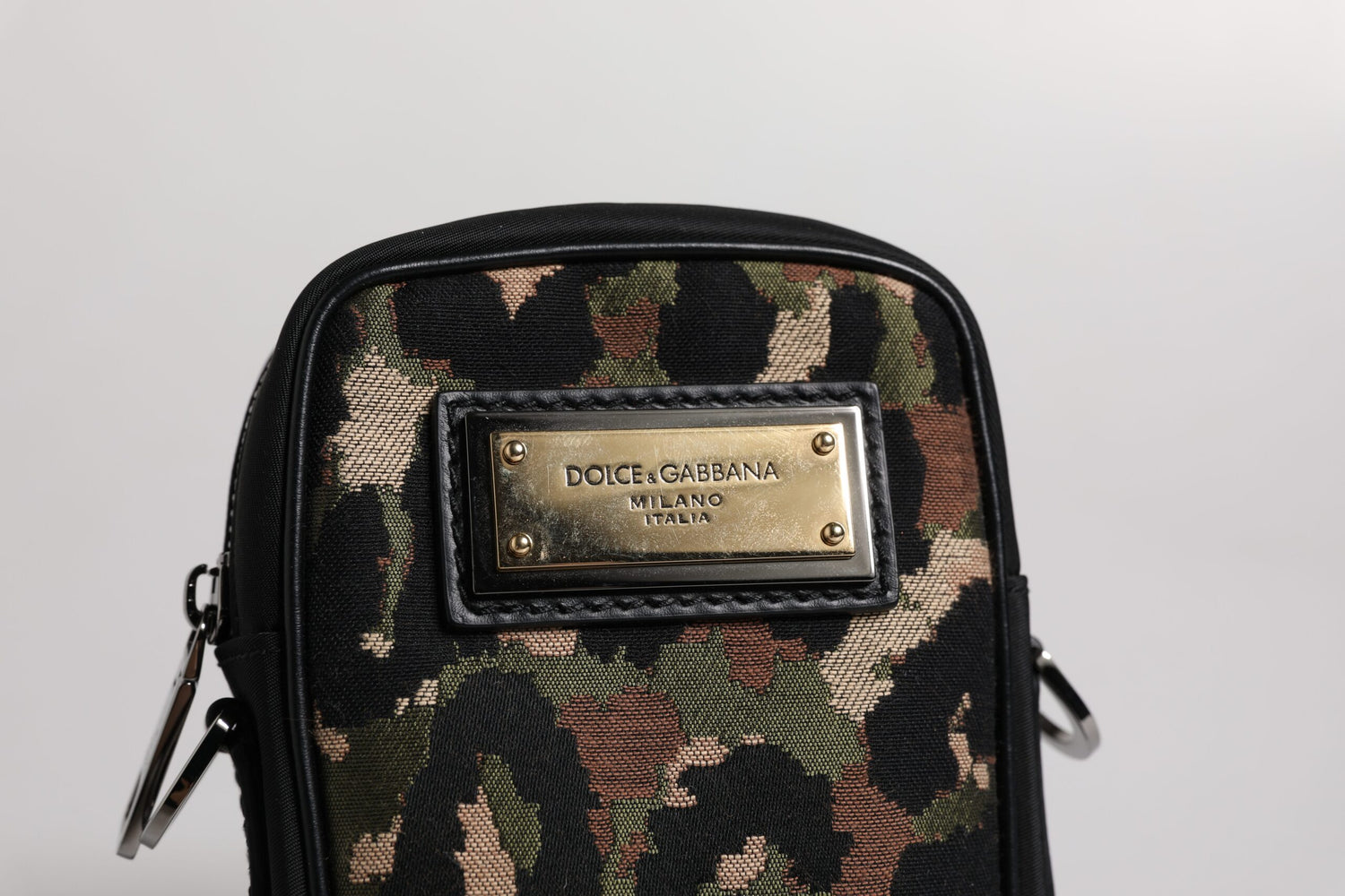 Front view with bag zipped and handles upright.