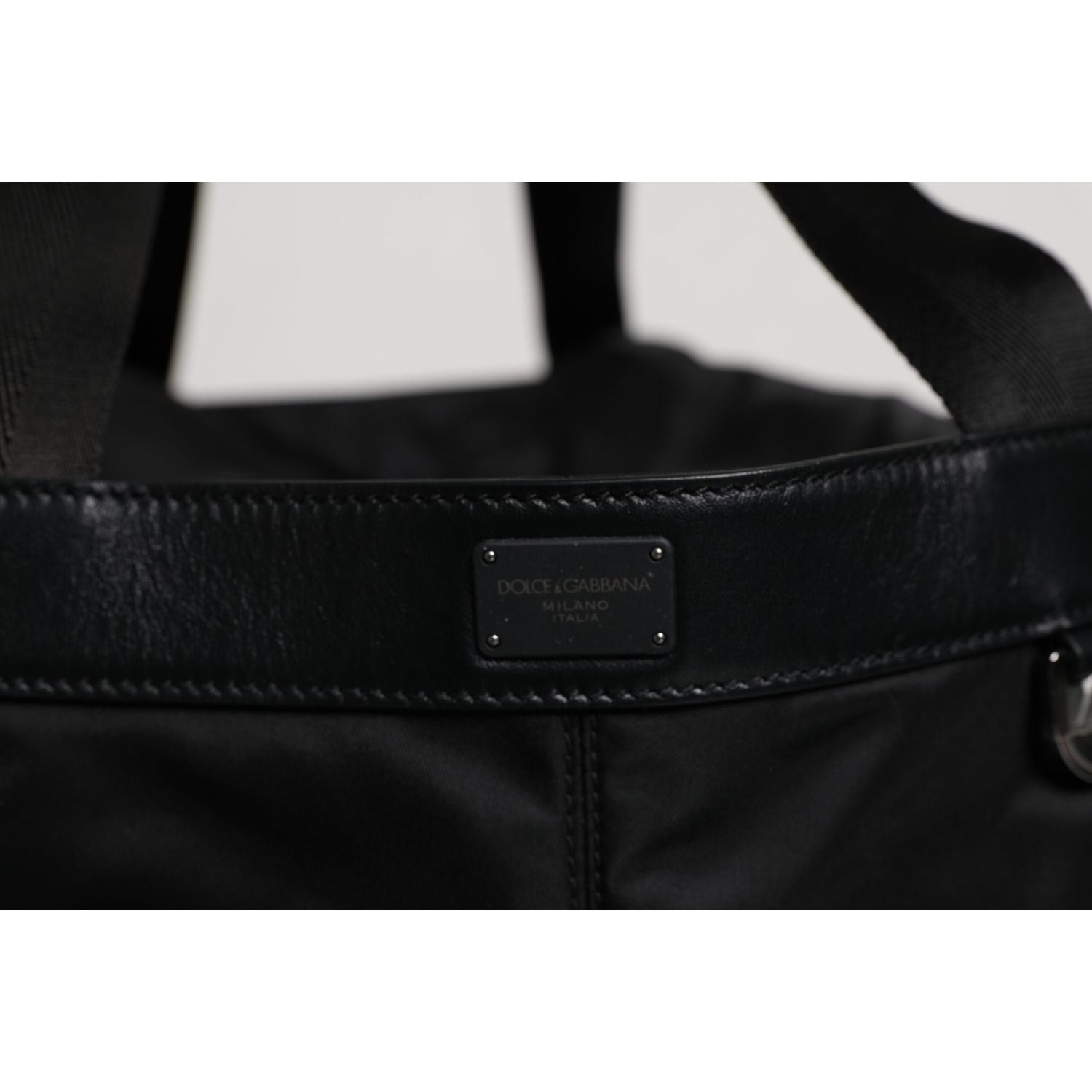 Front view with bag zipped and handles upright.