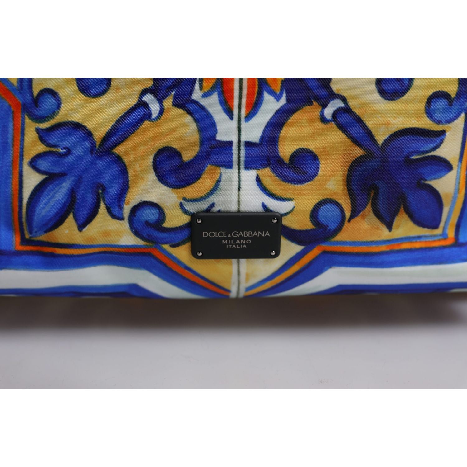 Front view with bag zipped and handles upright.