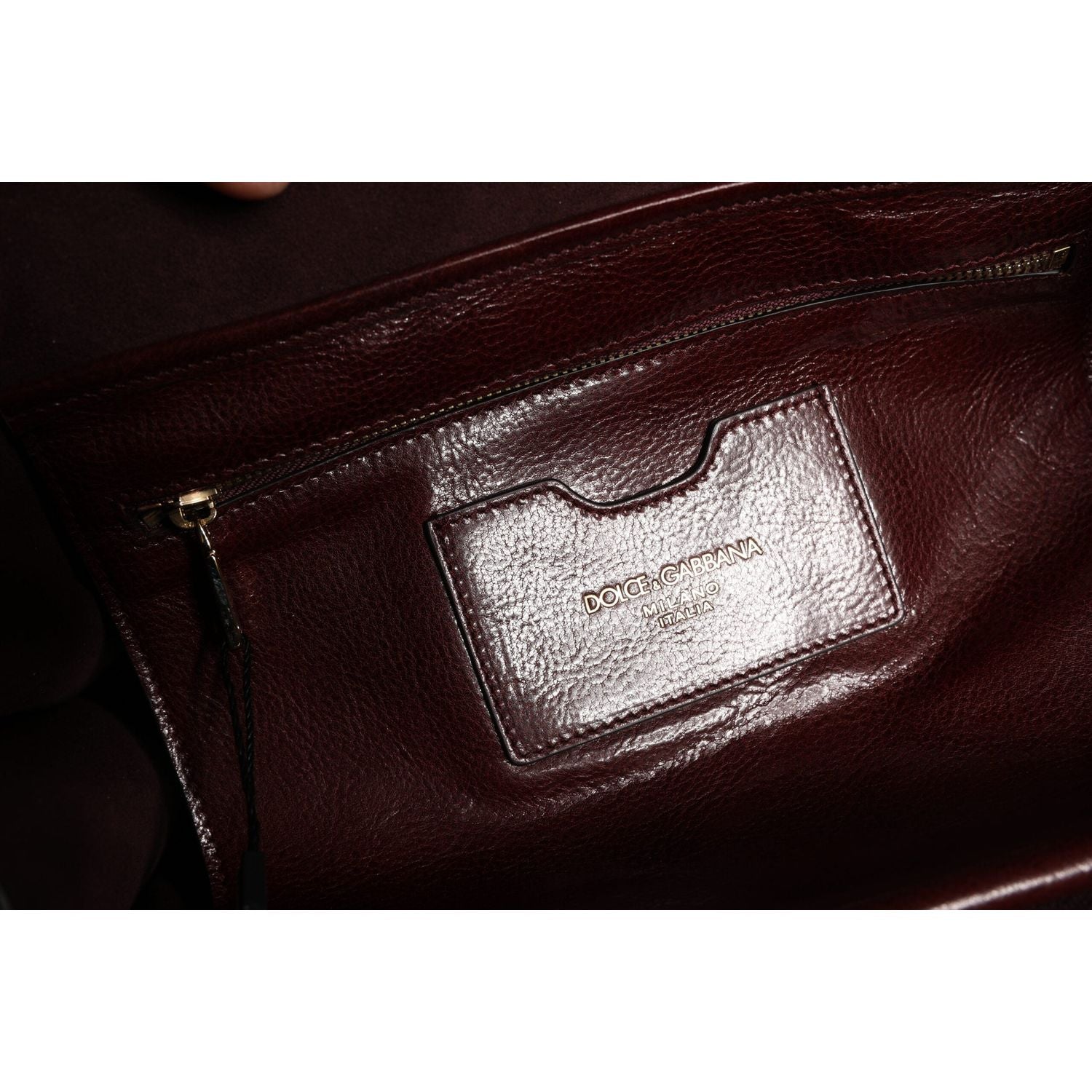 Front view with bag zipped and handles upright.