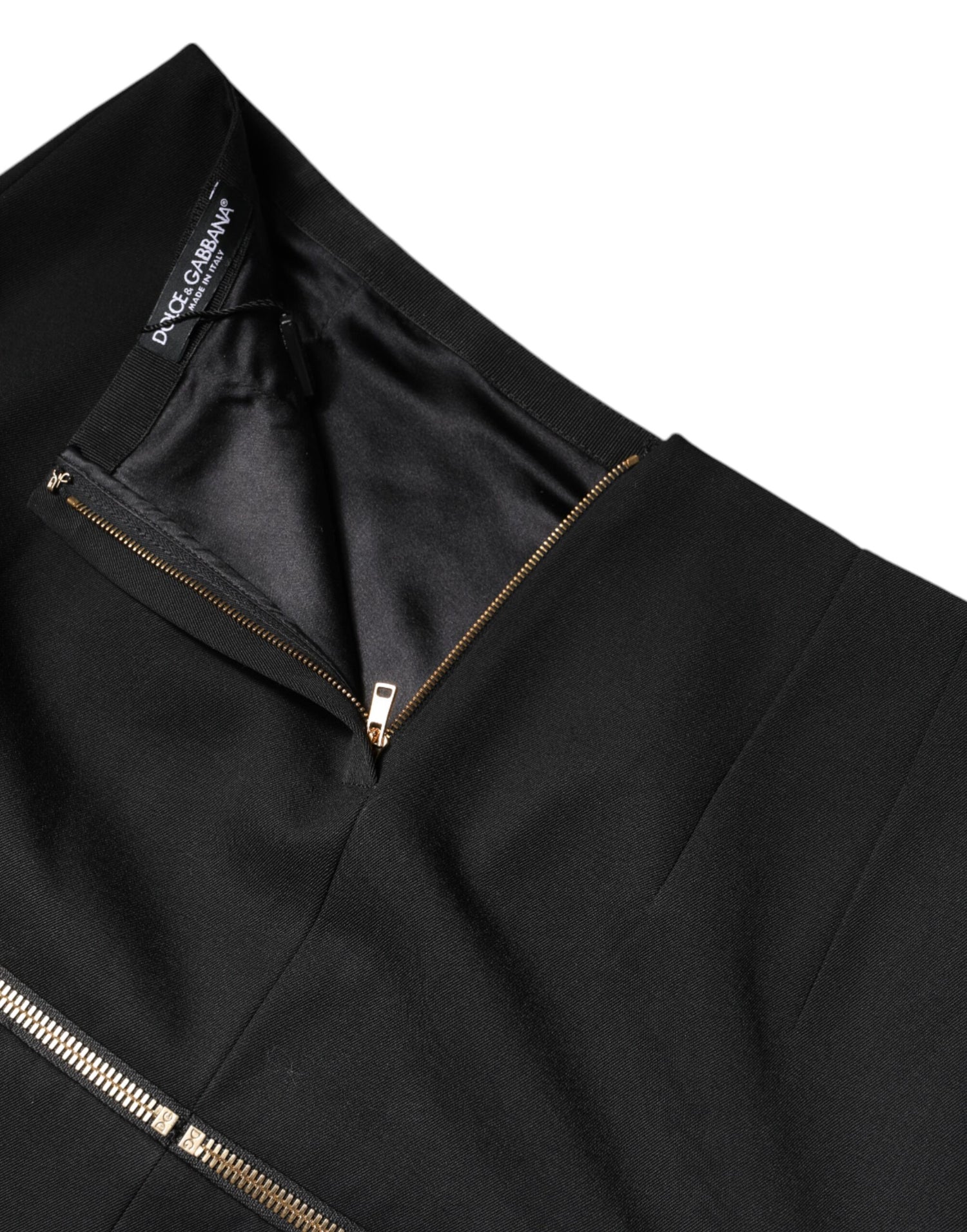 Front view with bag zipped and handles upright.