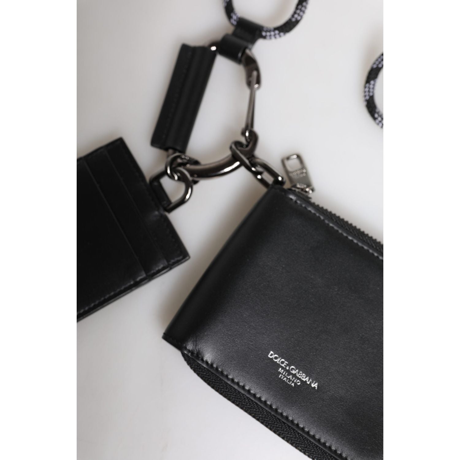 Front view with bag zipped and handles upright.