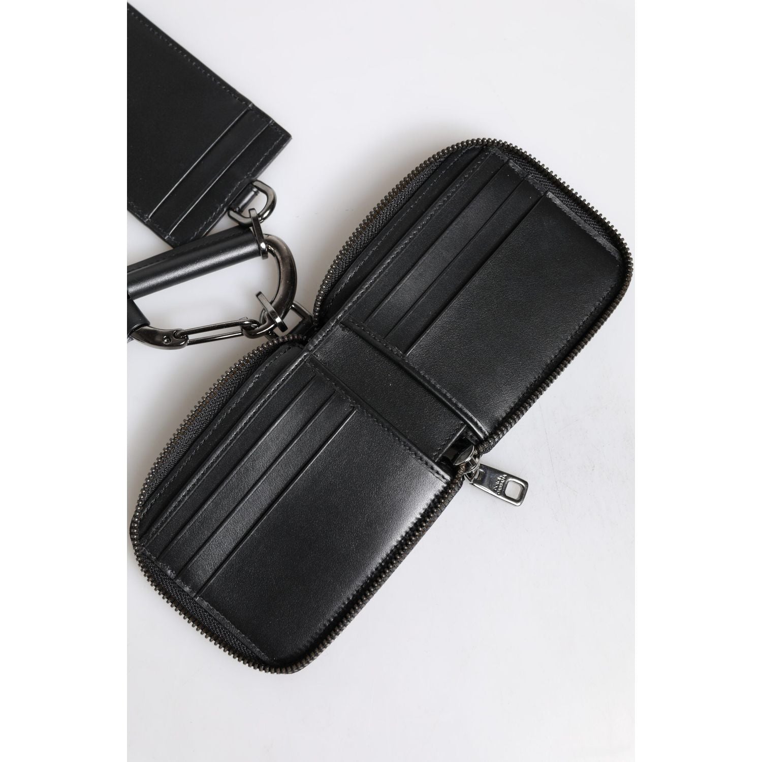 Front view with bag zipped and handles upright.