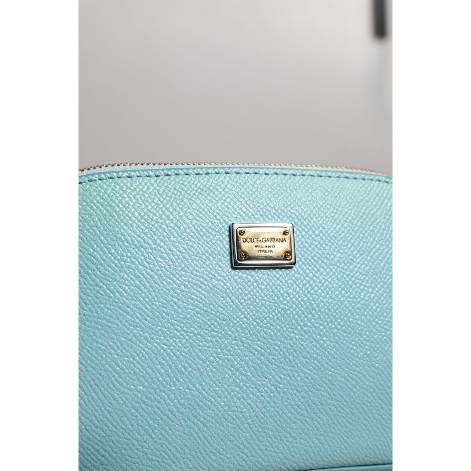Front view with bag zipped and handles upright.