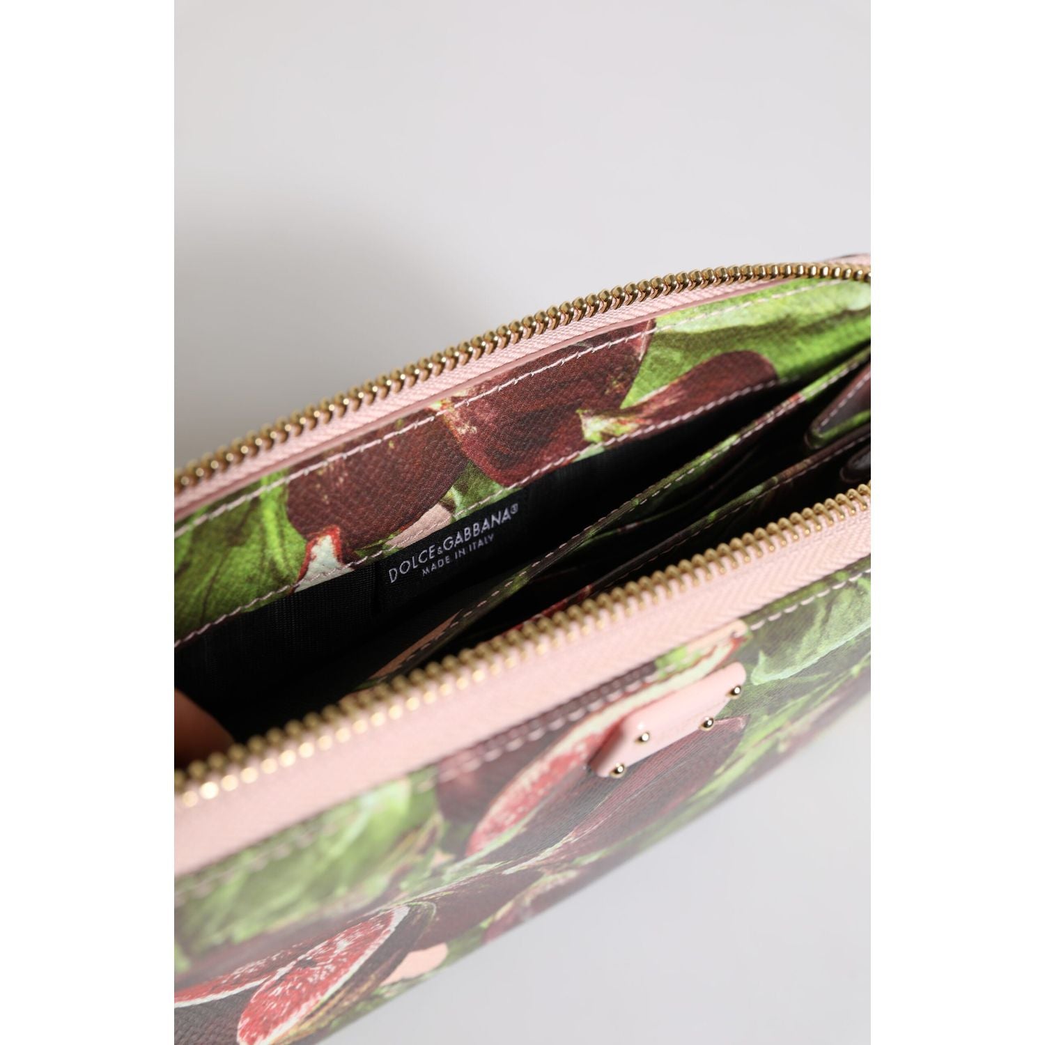 Front view with bag zipped and handles upright.