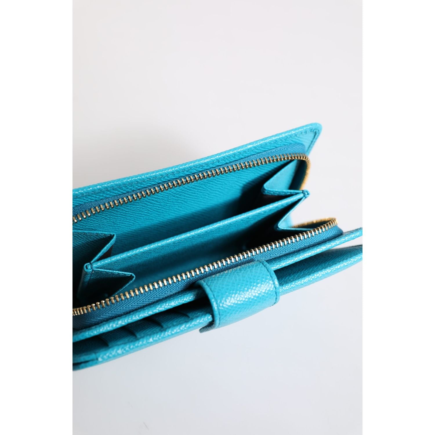 Front view with bag zipped and handles upright.