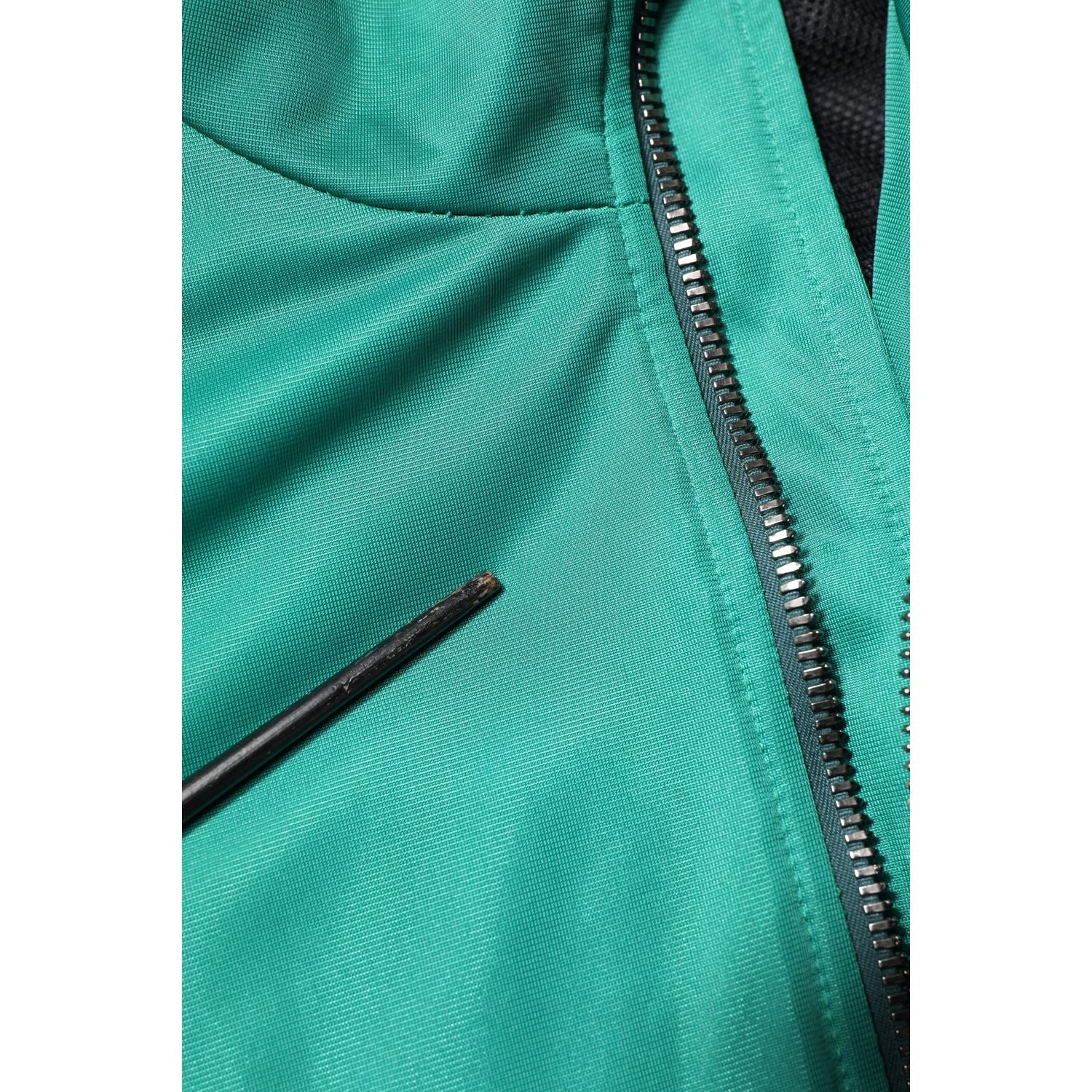 Front view with bag zipped and handles upright.