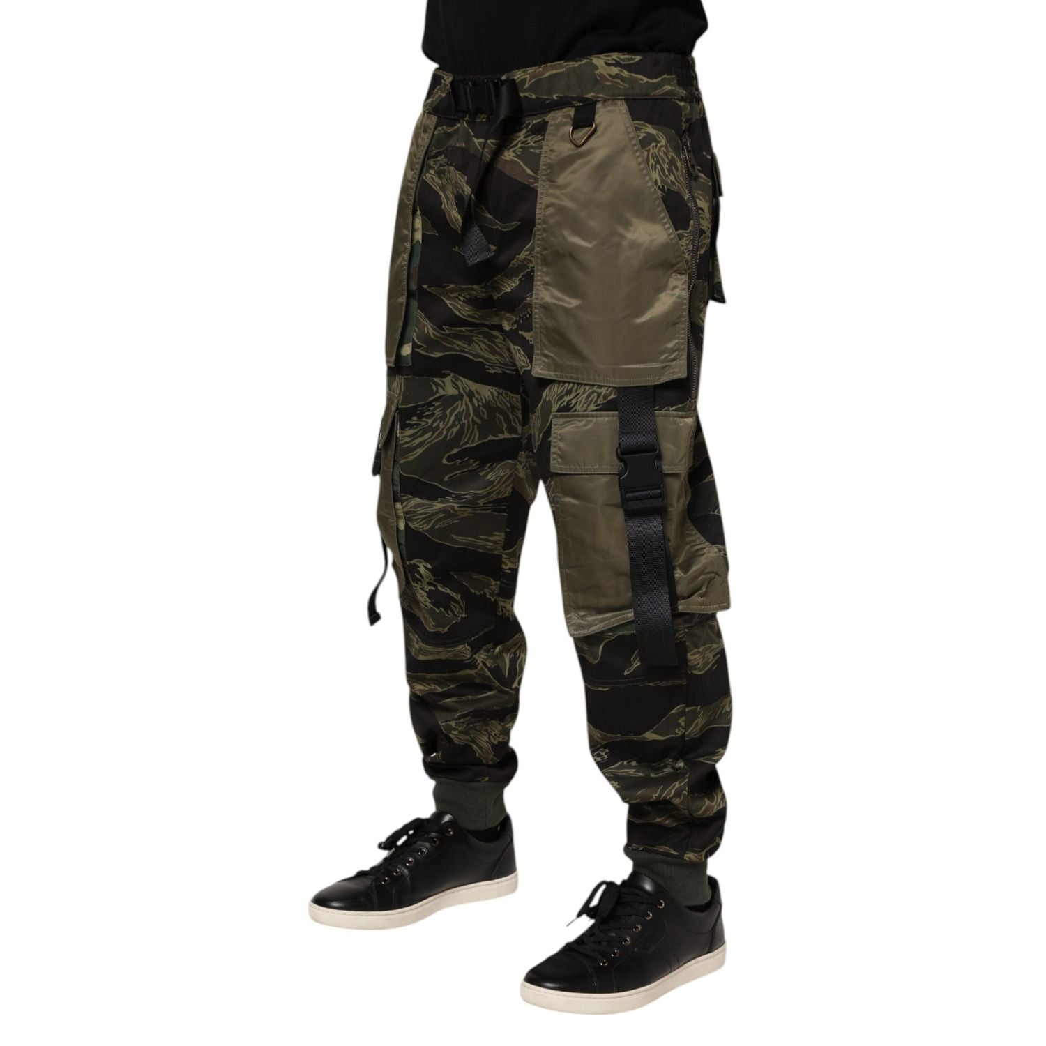 Front view with bag zipped and handles upright.