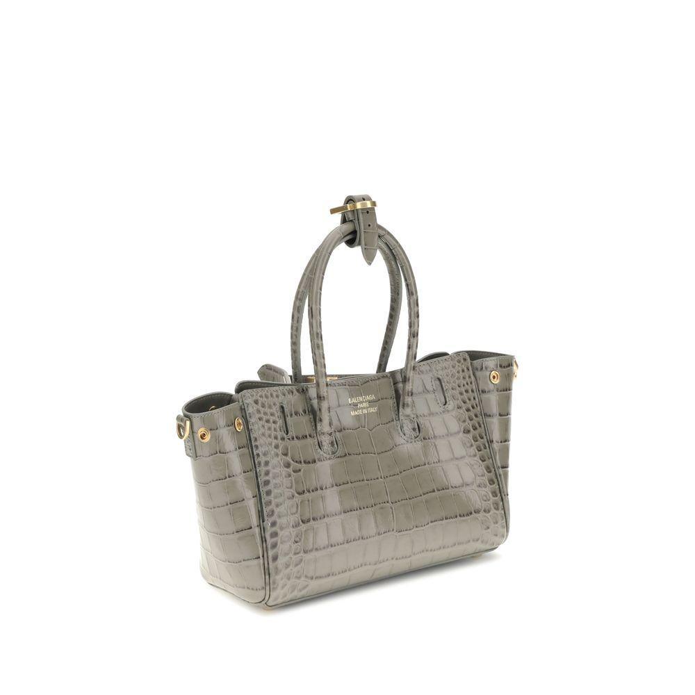 Front view with bag zipped and handles upright.