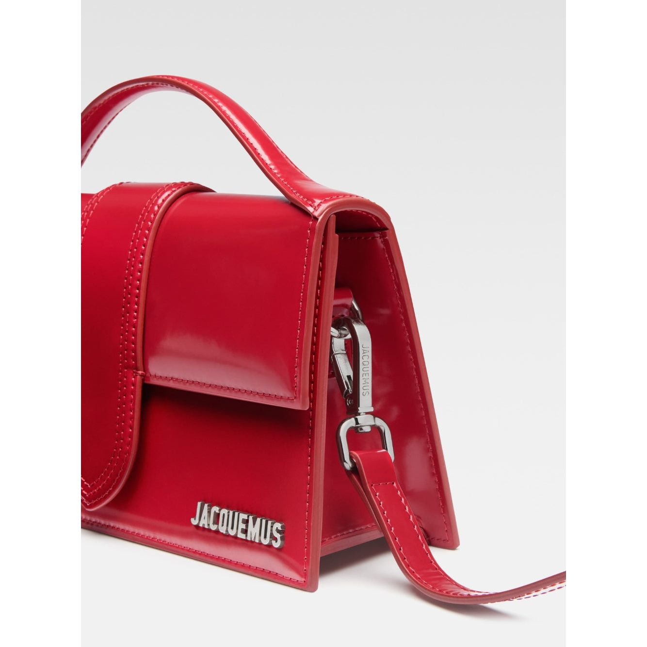 Front view with bag zipped and handles upright.