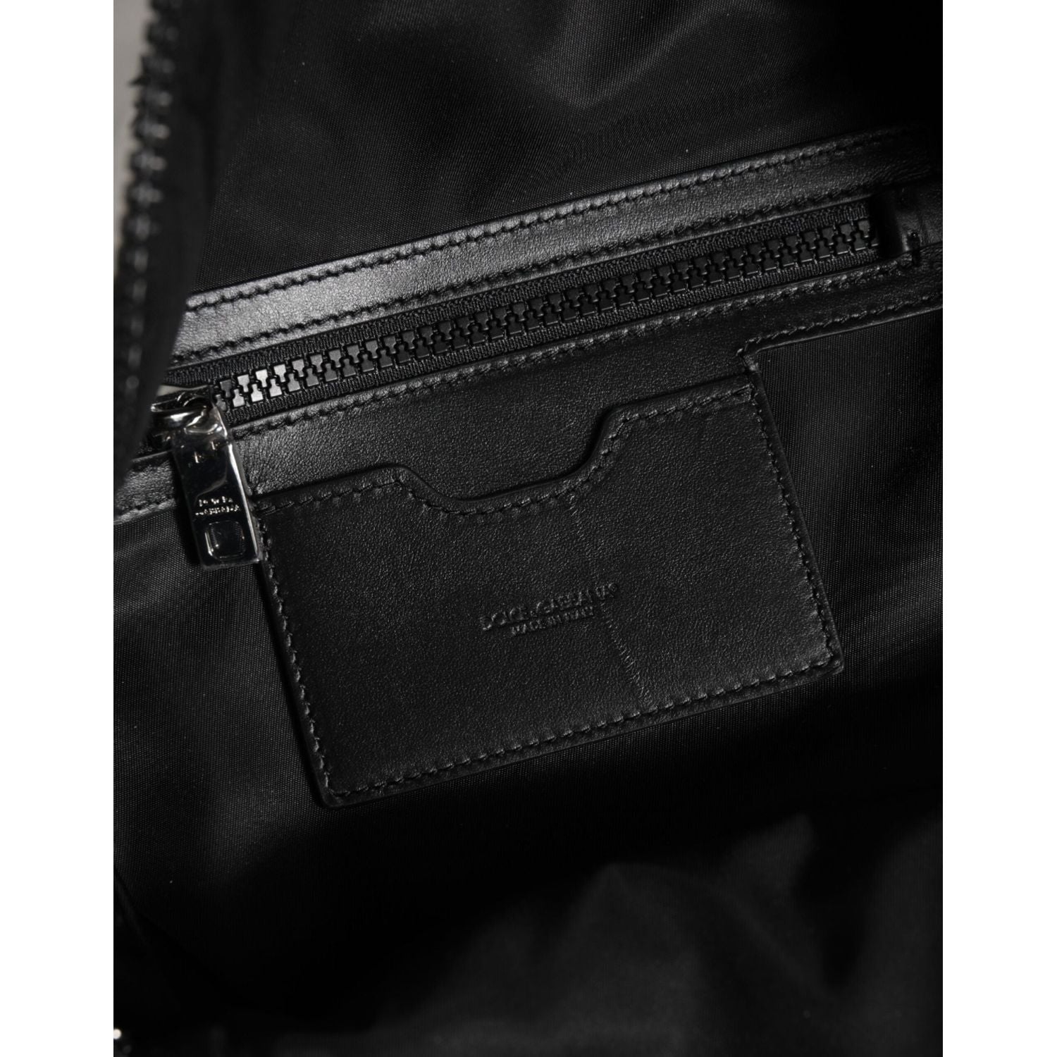 Front view with bag zipped and handles upright.