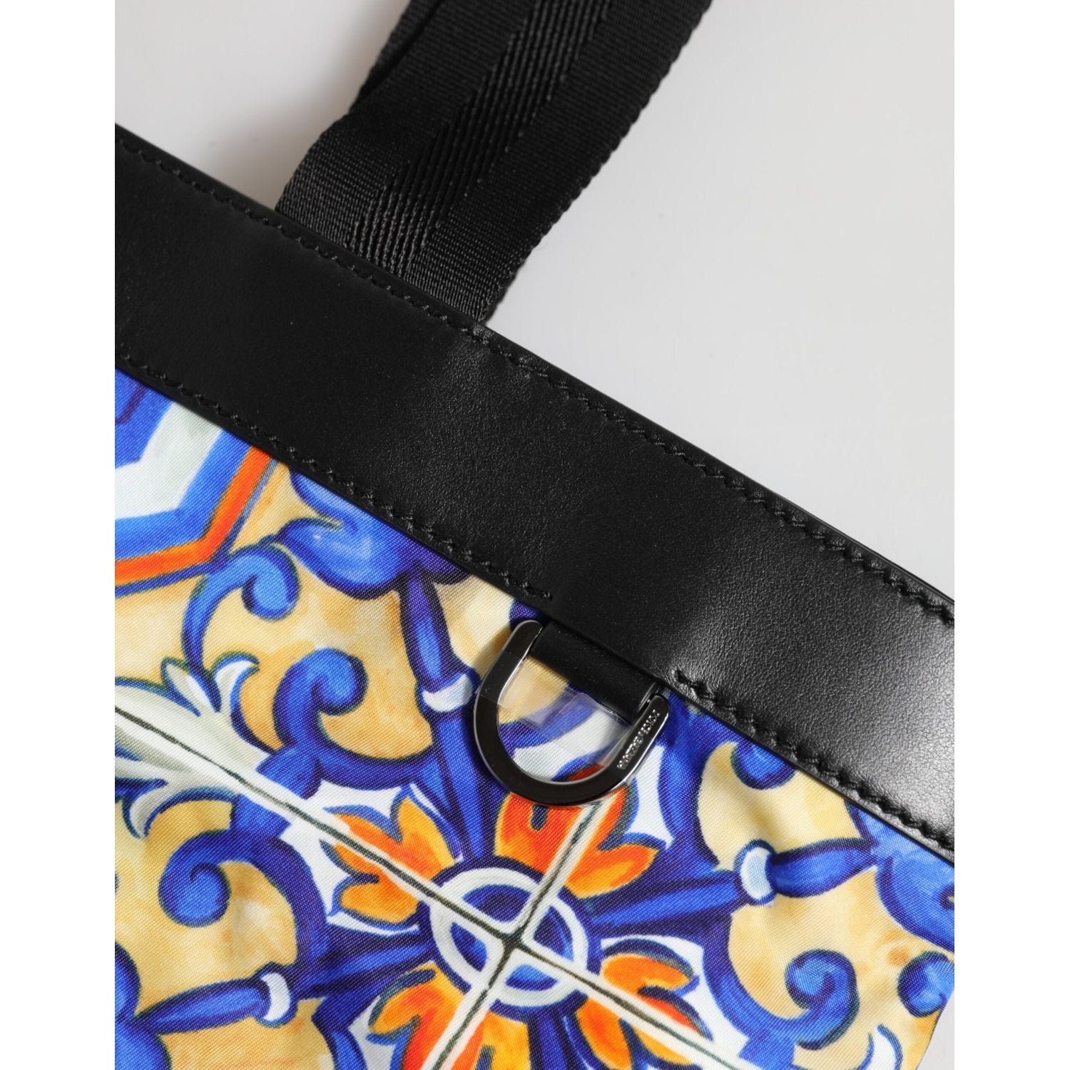 Front view with bag zipped and handles upright.