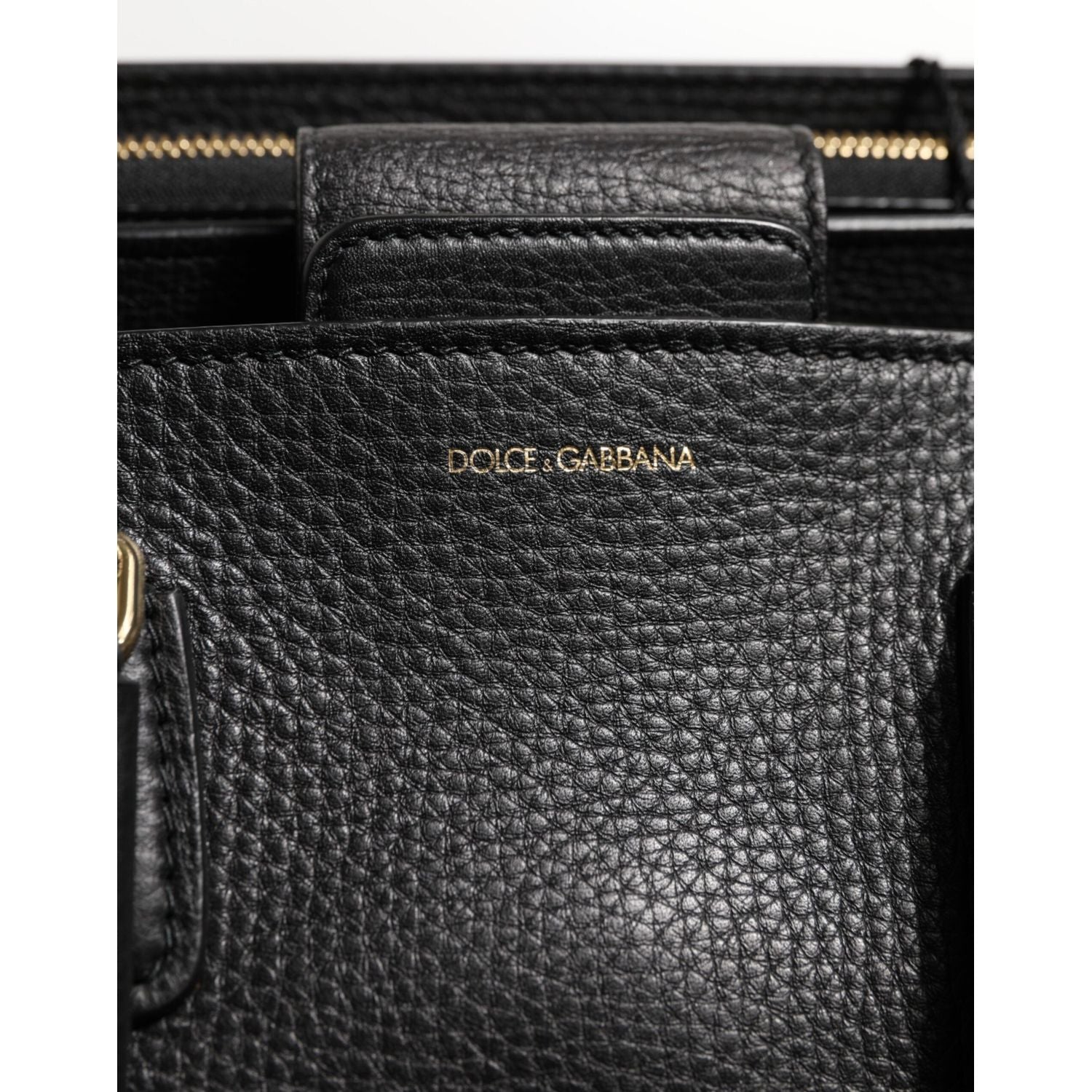 Front view with bag zipped and handles upright.