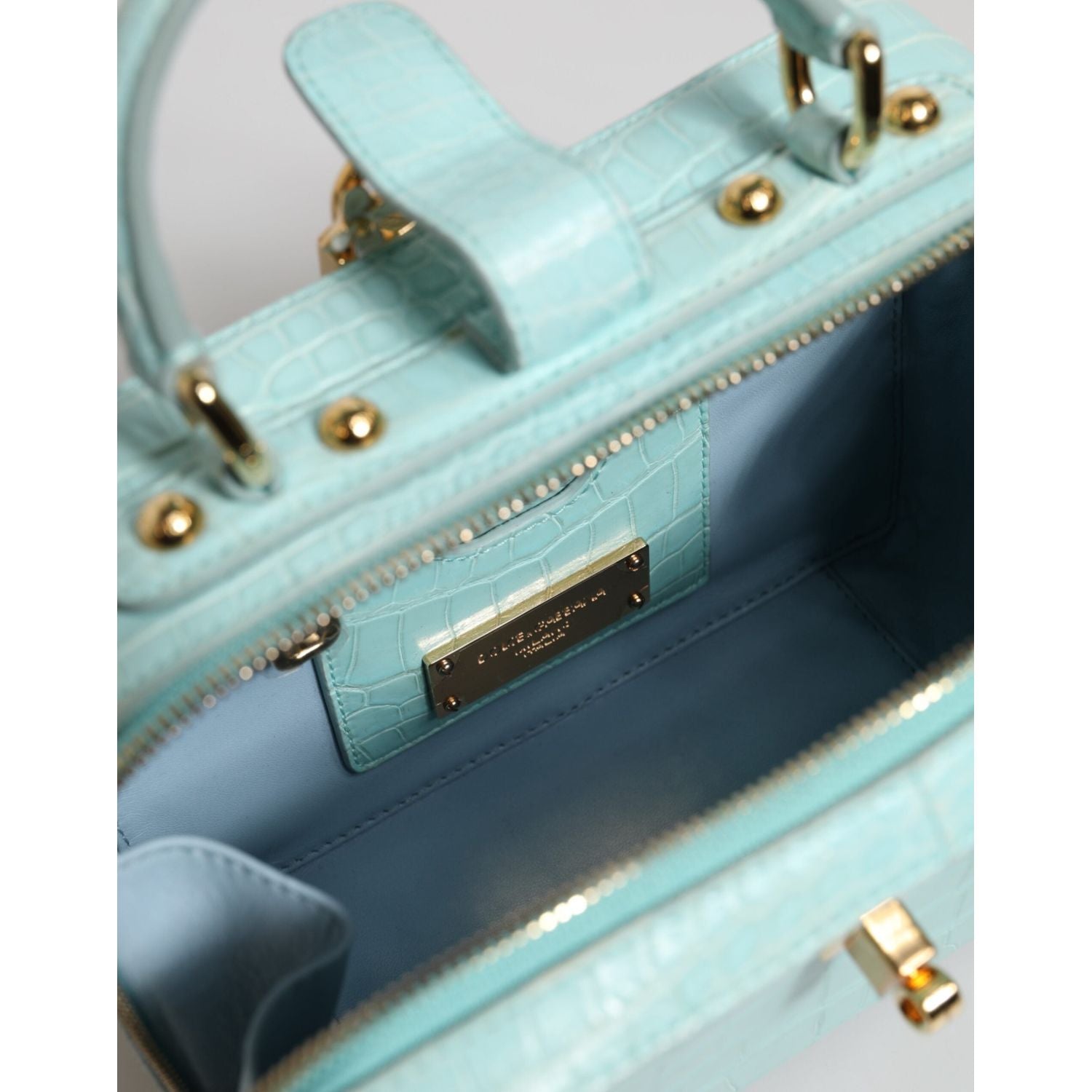 Front view with bag zipped and handles upright.