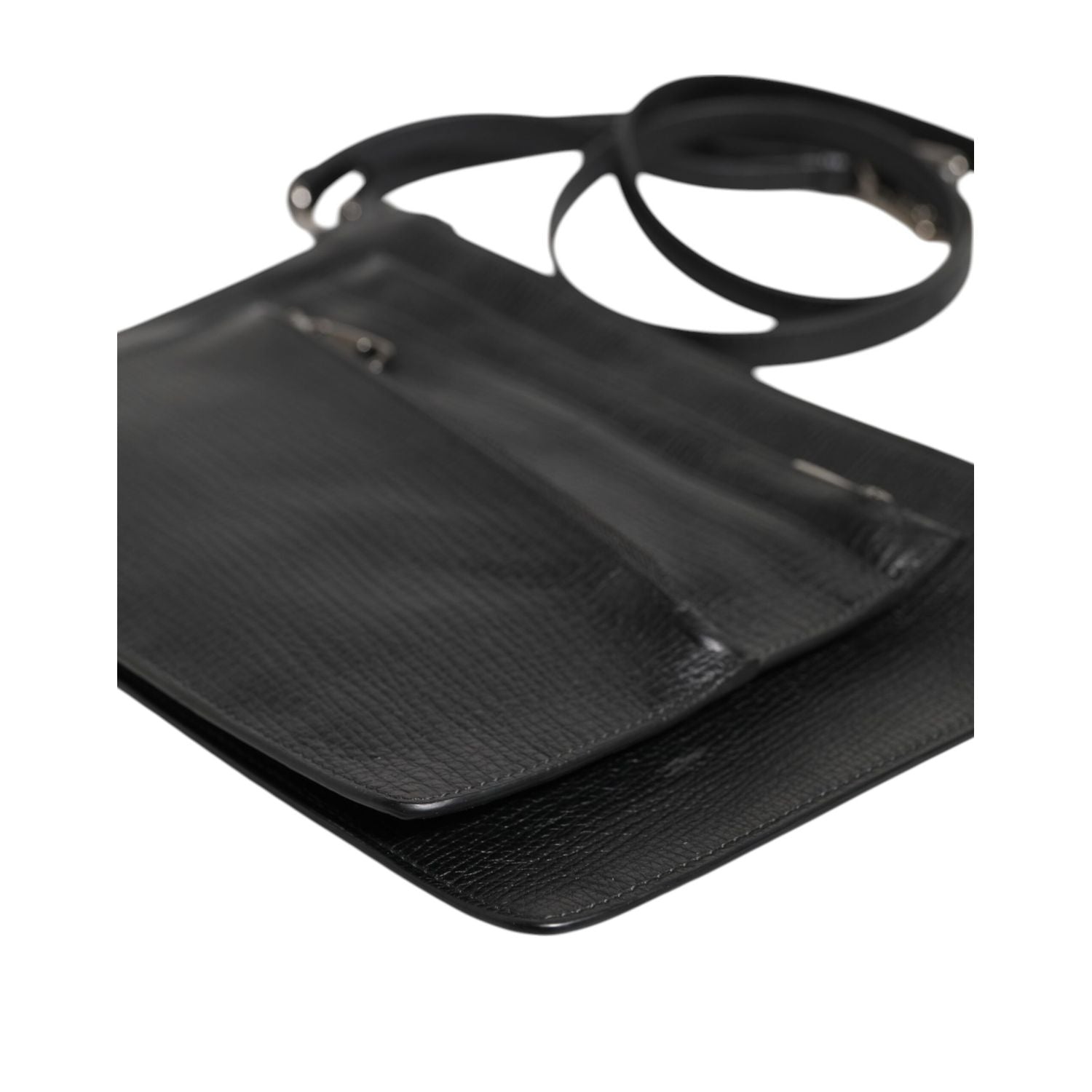 Front view with bag zipped and handles upright.