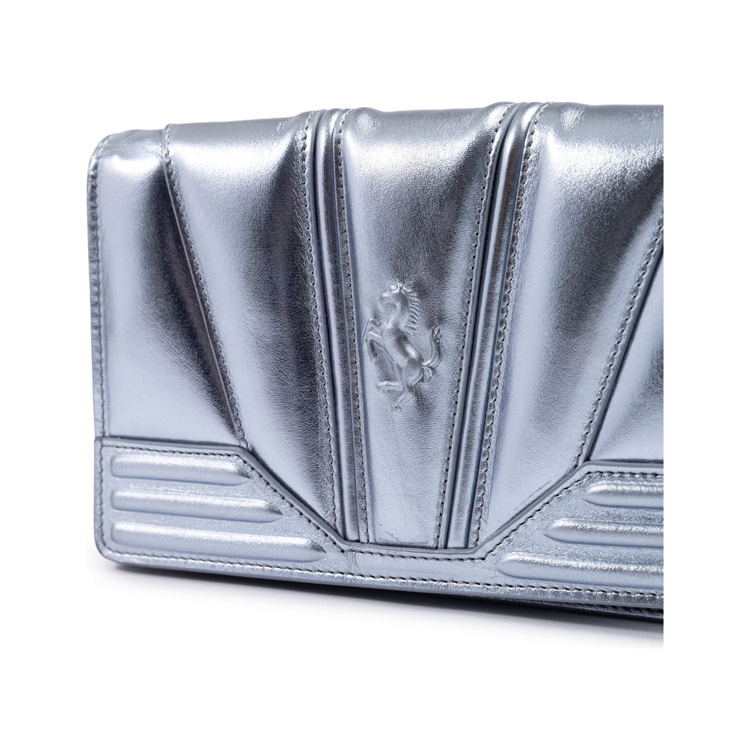 Front view with bag zipped and handles upright.