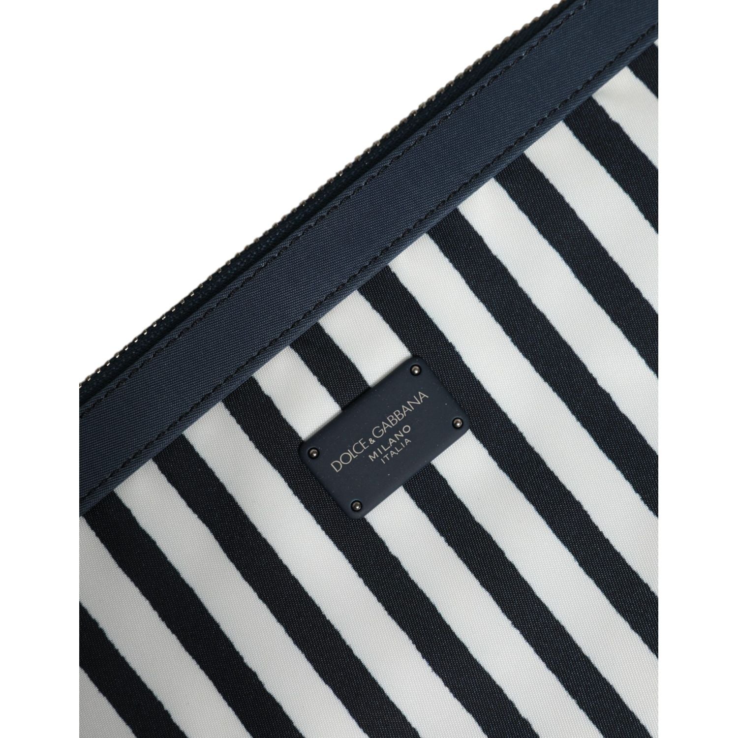 Front view with bag zipped and handles upright.