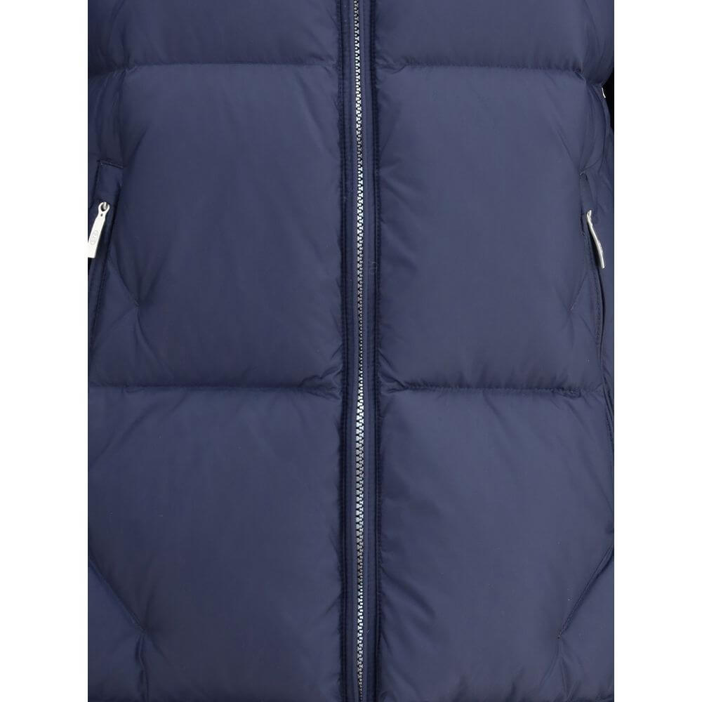 Front view with bag zipped and handles upright.