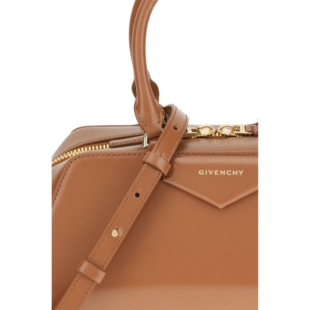 Front view with bag zipped and handles upright.
