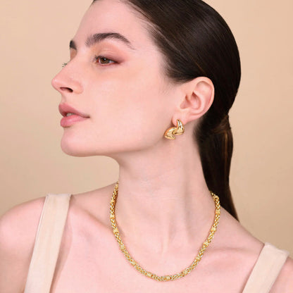 Model wearing ETRUSCA JEWELS JEWELRY Mod. WSET00794.YG necklace and earrings