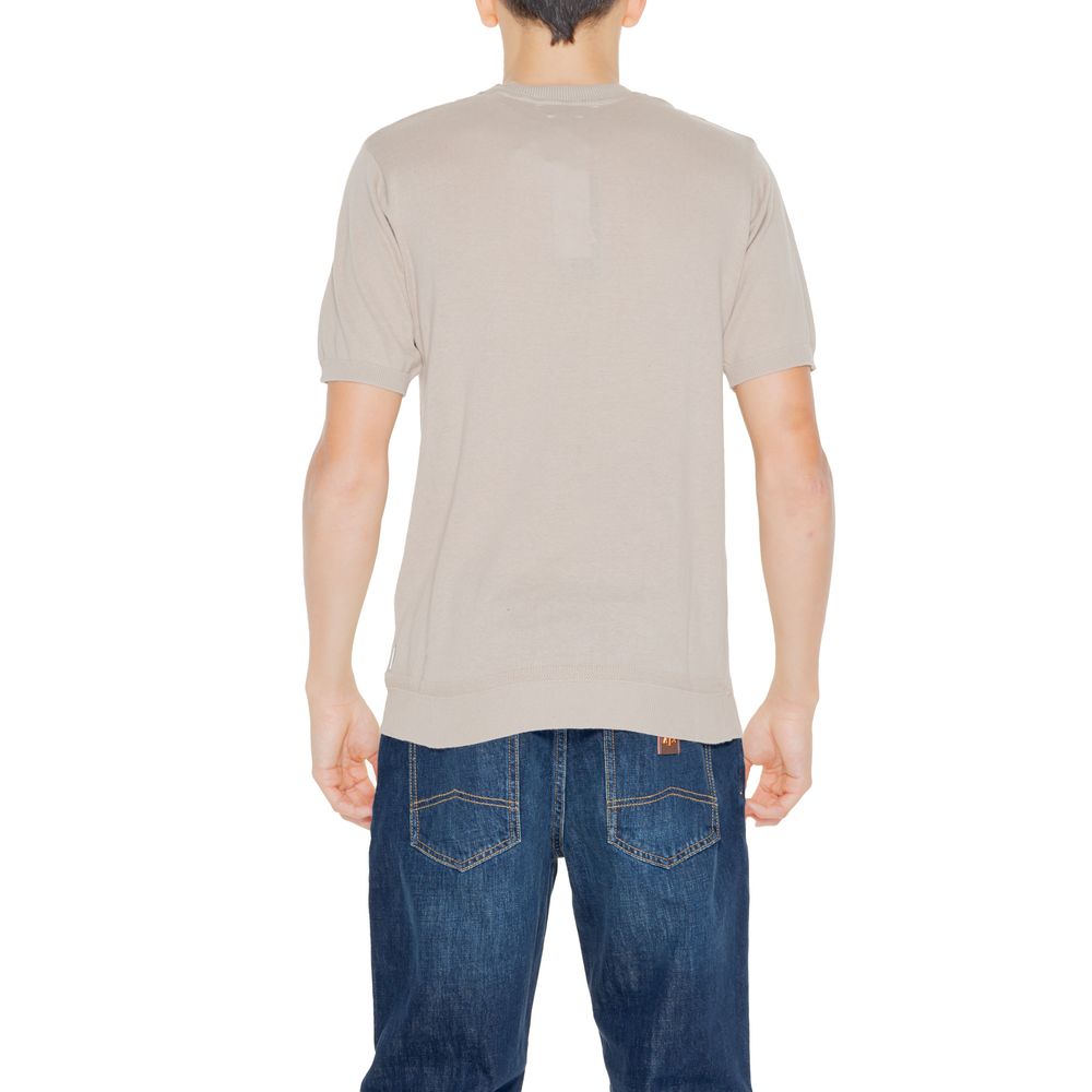 Front view with bag zipped and handles upright.