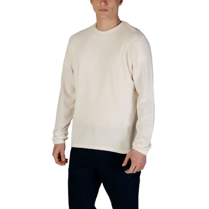 Alt Tag: Man wearing Jack Jones White Cotton Sweatshirt with crew neck and regular fit.