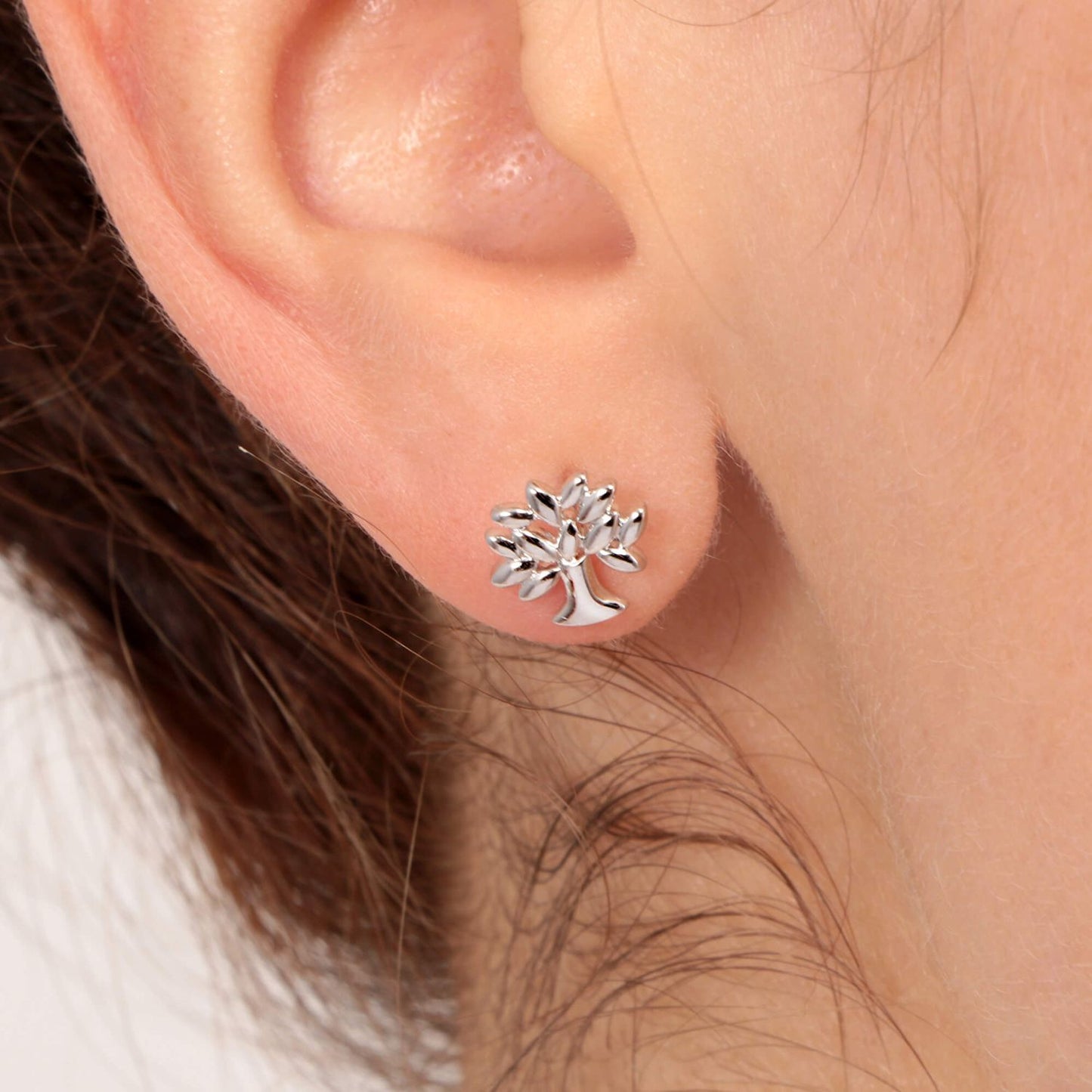 LA PETITE STORY JEWELRY Mod. LPS02ARQ09, tree-shaped silver earring on an ear, minimalist design