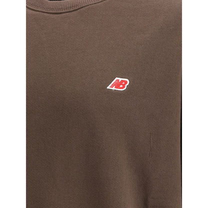 New Balance Brown Cotton Sweatshirt with logo detail, featuring a relaxed fit and crew neckline, ideal for casual wear in AW25 season.