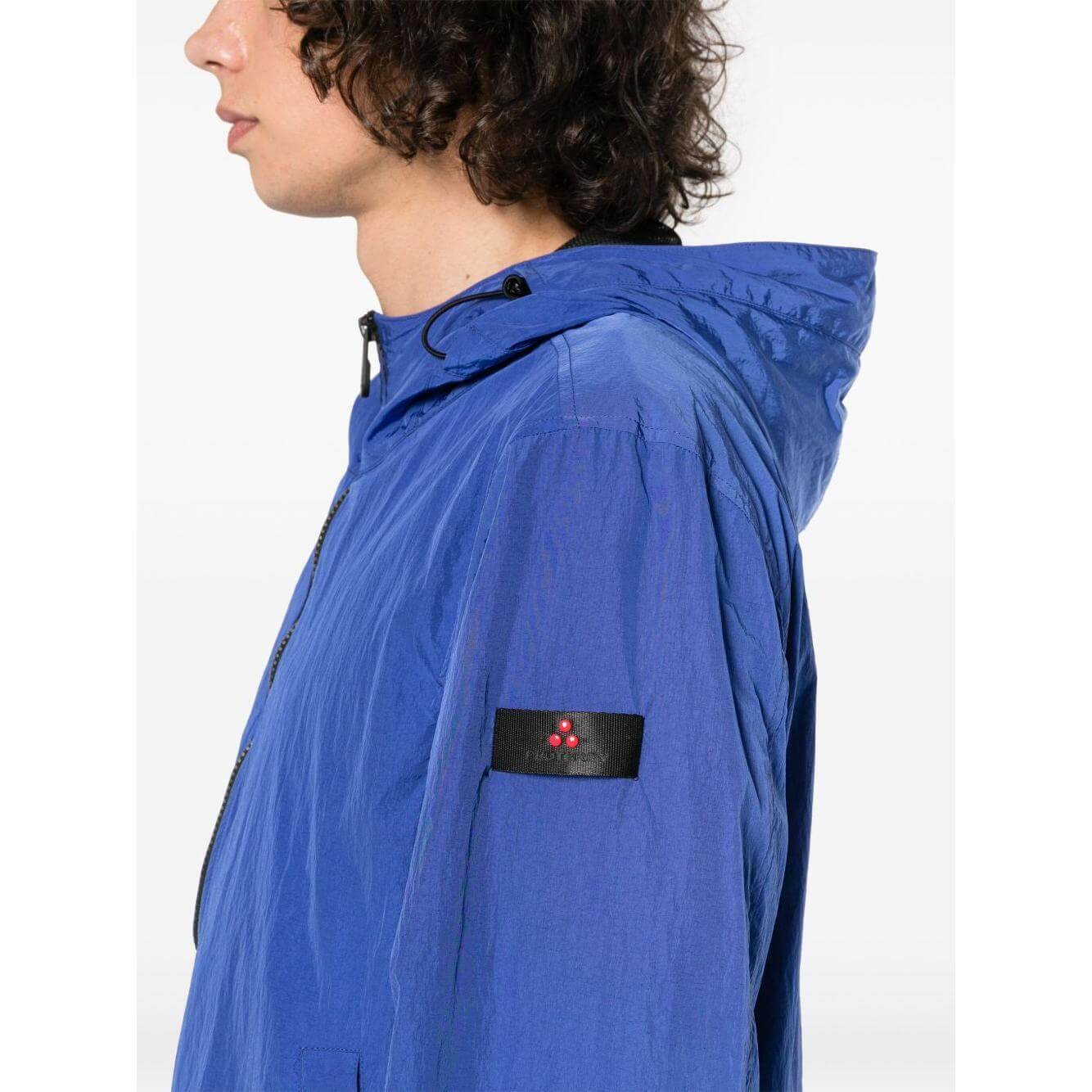 Front view with bag zipped and handles upright.