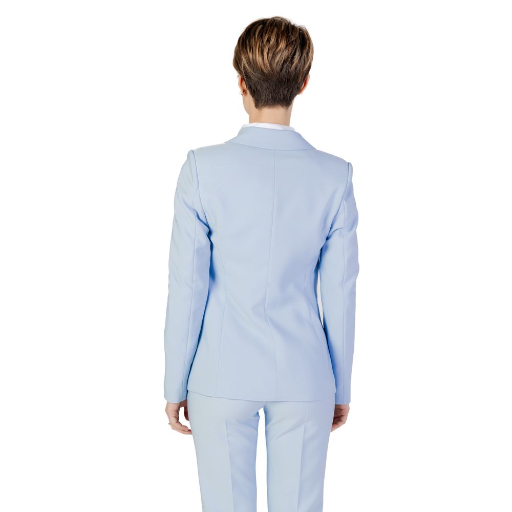 Front view with bag zipped and handles upright.