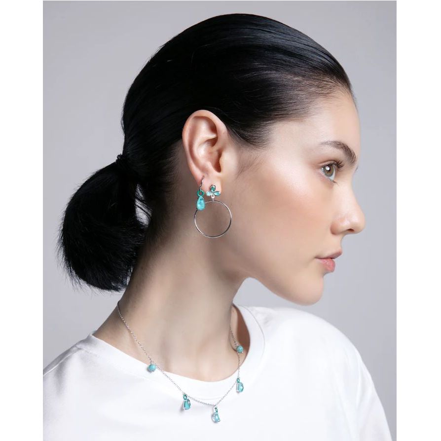 Woman wearing VICEROY JEWELS Mod. 13198E000-33 silver earrings and necklace with turquoise stones, side profile view.